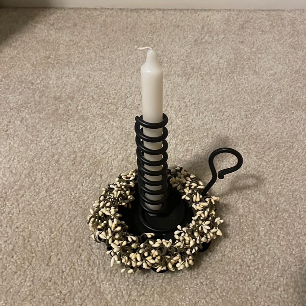 Shaker Style Candle Holder With Wreath
